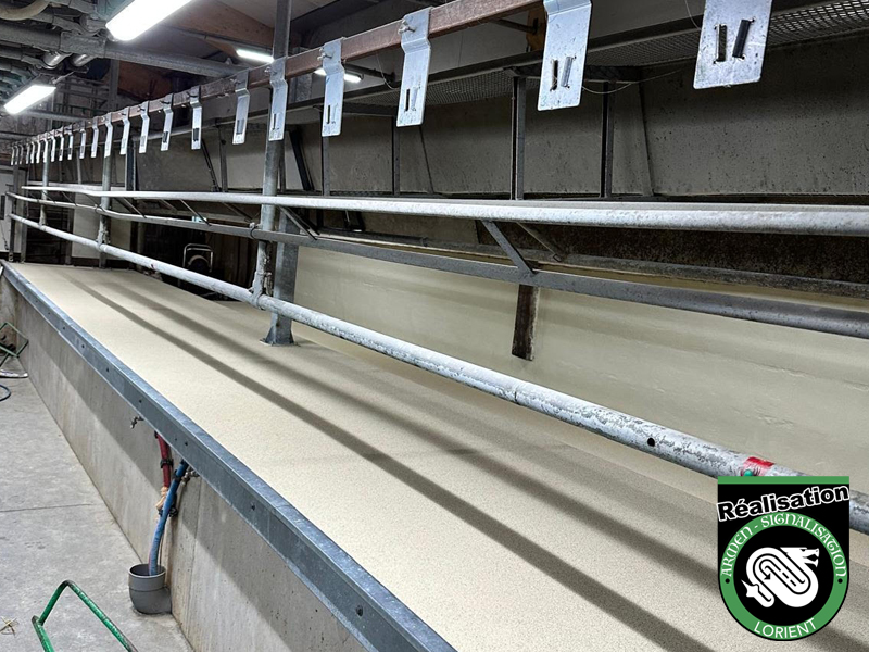 Application de résine époxy dans une salle de traite en chèvrerie