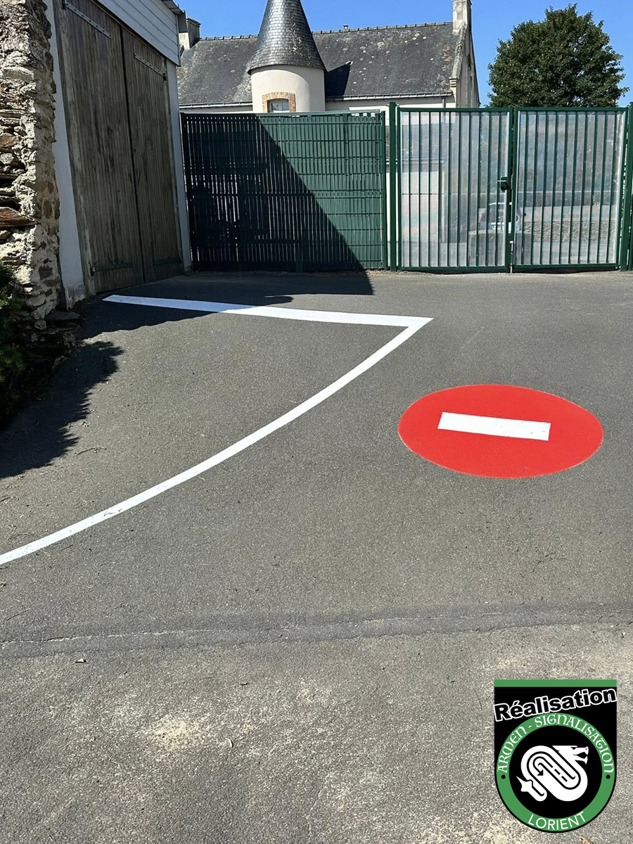 Signalisation routière marquages au sol sens interdit dans le Morbihan - Armen-Signalisation Vaiges project-slider-image