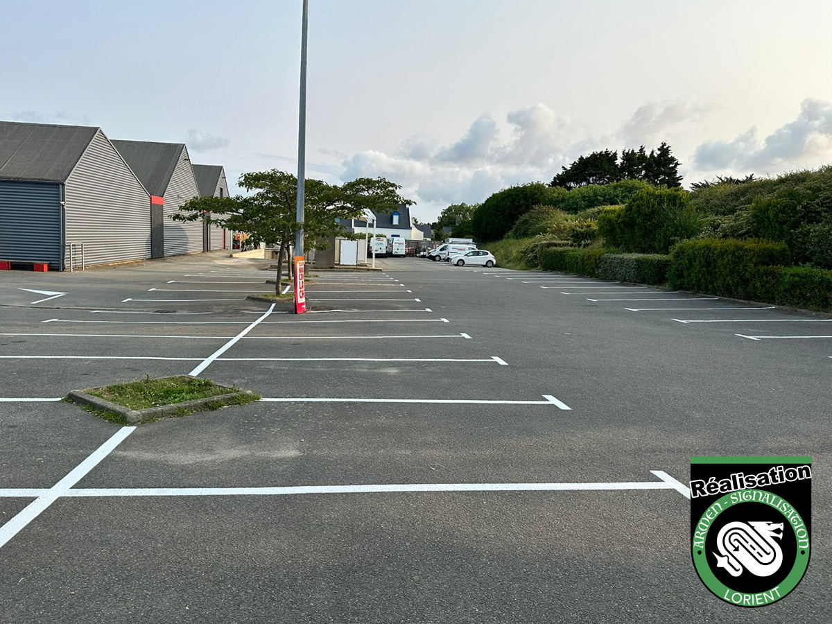 Signalisation au sol parking intermarché de Groix - Armen Signalisation Lorient project-slider-image