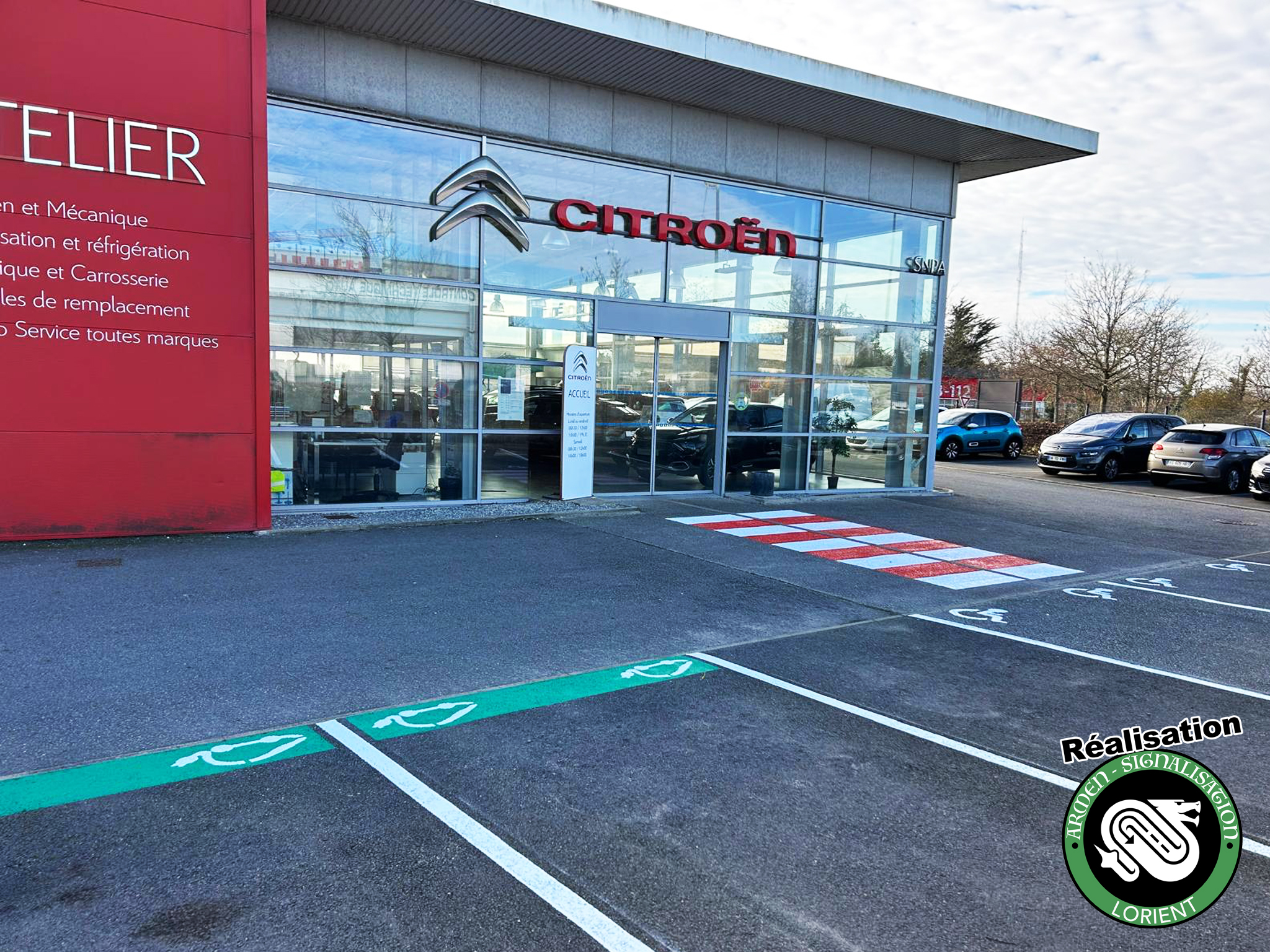 Marquage au sol zone de rechargement électrique concession Citroen - Morbihan - Mayennes project-slider-image
